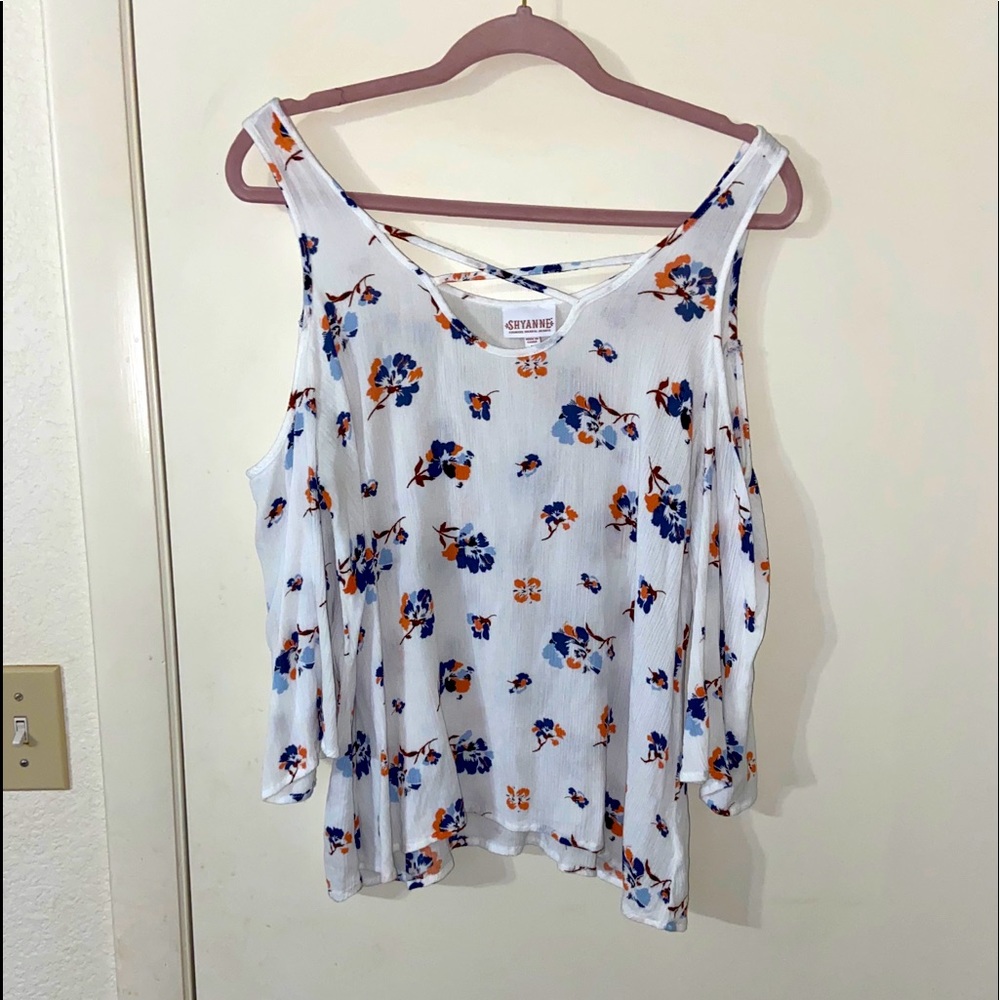 Shyanne cold shoulder criss-cross blouse sz large